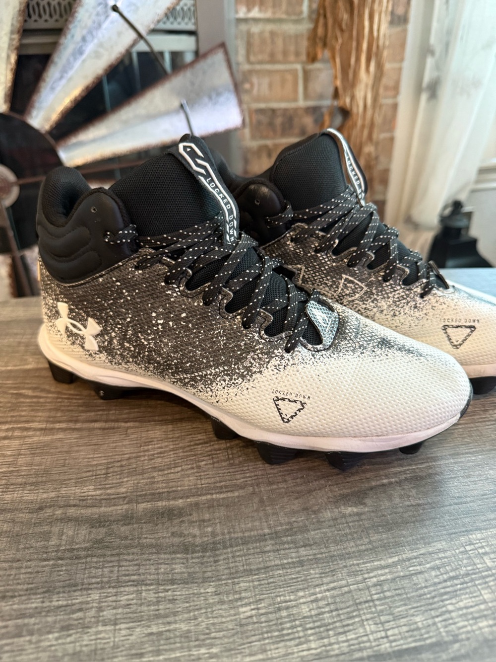 Under Armour Spotlight Franchise 2.0 Football Cleats Men’s 7 Black White